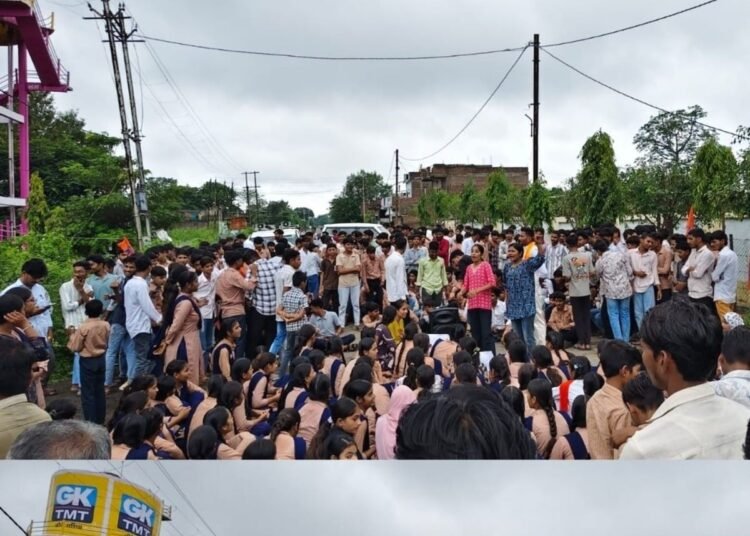 राजगढ़ में पीएम श्री स्कूल के छात्रों का प्रदर्शन, शराब-मांस की दुकानें हटाने और स्पीड ब्रेकर की मांग, मध्य प्रदेश वीडियो न्यूज