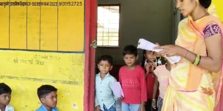 डिंडौरी में गांव की बहू बनीं ‘पार्वती मैडम’, बिना पद-वेतन नौनिहालों का भविष्य संवार रहीं, मध्य प्रदेश वीडियो न्यूज