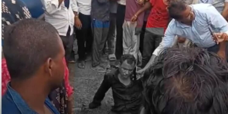 मुरैना के बामनौर में चलती ट्रेन से गिरा युवक, कटा पैर; गंभीर हालत में ग्वालियर रेफर, मध्य प्रदेश वीडियो न्यूज