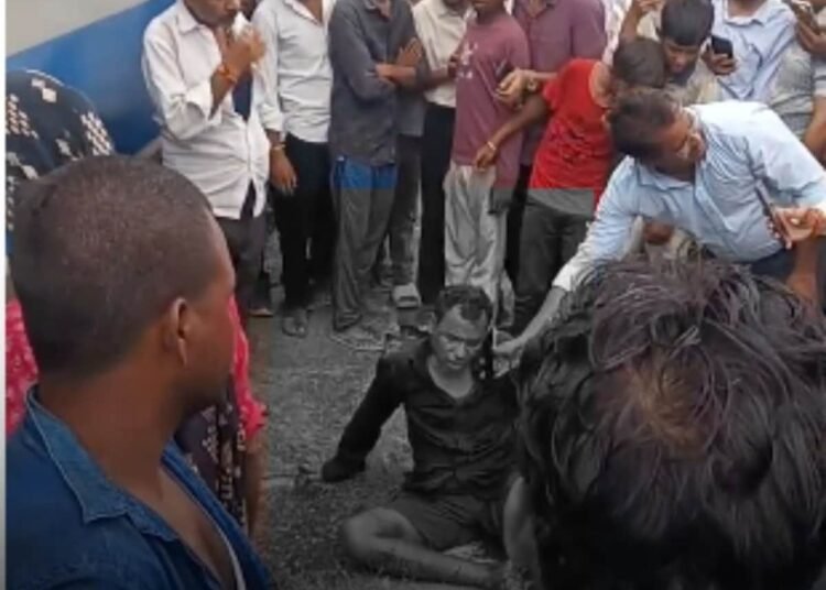 मुरैना के बामनौर में चलती ट्रेन से गिरा युवक, कटा पैर; गंभीर हालत में ग्वालियर रेफर, मध्य प्रदेश वीडियो न्यूज
