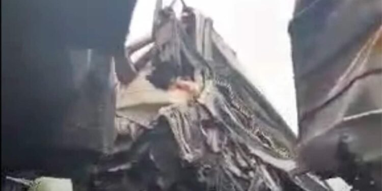 सिंगरौली के मोरवा में दो कोयला ट्रकों की आमने-सामने भिड़ंत, चालक-परिचालक समेत 4 गंभीर घायल, मध्य प्रदेश वीडियो न्यूज
