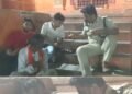 उज्जैन SP प्रदीप शर्मा ने श्रद्धालुओं के लिए मंगाया भोजन, खुद साथ बैठकर खाया, वीडियो वायरल, मध्य प्रदेश वीडियो न्यूज