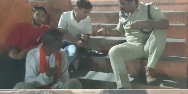 उज्जैन SP प्रदीप शर्मा ने श्रद्धालुओं के लिए मंगाया भोजन, खुद साथ बैठकर खाया, वीडियो वायरल, मध्य प्रदेश वीडियो न्यूज