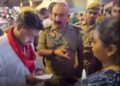 वाराणसी: काशी विश्वनाथ मंदिर में VIP दर्शन के नाम पर ₹4000 की वसूली, SHO शिवकांत मिश्रा ने लौटवाए पैसे, उत्तर प्रदेश वीडियो न्यूज