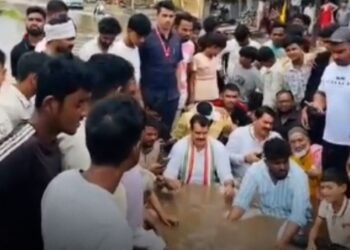 ग्वालियर में बारिश ने खोली नगर निगम की पोल, घुटनों तक पानी में विधायक का धरना, मध्य प्रदेश वीडियो न्यूज