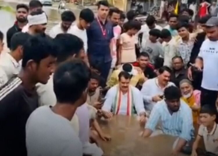 ग्वालियर में बारिश ने खोली नगर निगम की पोल, घुटनों तक पानी में विधायक का धरना, मध्य प्रदेश वीडियो न्यूज