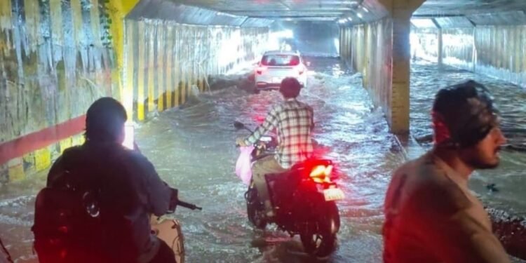 मंदसौर में तेज बारिश से जलभराव, सड़कें बनीं तालाब, नगर पालिका की ड्रेनेज व्यवस्था पर उठे सवाल, मध्य प्रदेश वीडियो न्यूज