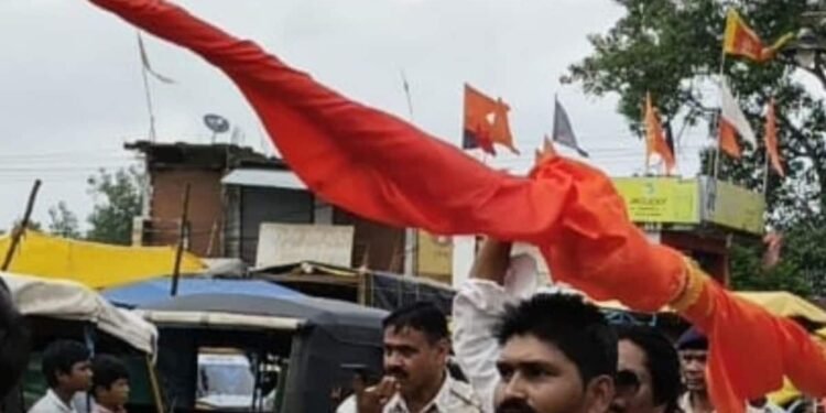 डिंडोरी में सावन के अंतिम सोमवार पर विशाल झंडा यात्रा, सैकड़ों युवाओं ने लगाए हर-हर महादेव के जयकारे, मध्य प्रदेश वीडियो न्यूज