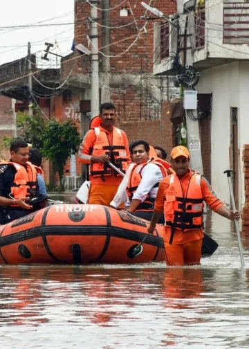 UP Floods: वाराणसी-प्रयागराज में गंगा-यमुना का जलस्तर घटा, कानपुर में बाढ़ का प्रकोप जारी, Uttar-pradesh Hindi News