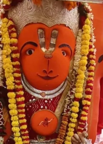 शक्ति काम ना आई तो भक्ति; उज्जैन में हिल नहीं रहे हनुमान जी को अब मनाने की कोशिशें, VIDEO, Madhya-pradesh Hindi News