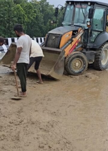 84 करोड़ की लागत से बने गोला ओवरब्रिज में 12 फीट गहरा गड्ढा, रातों-रात मिट्टी डालकर लीपापोती, सवालों के घेरे में निर्माण गुणवत्ता