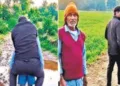 ये कैसी बेशर्मी; MP में कीचड़ वाला रास्ता देख बुजुर्ग की पीठ पर लद गया पटवारी; वीडियो देख भड़क उठे लोग, Madhya-pradesh Hindi News
