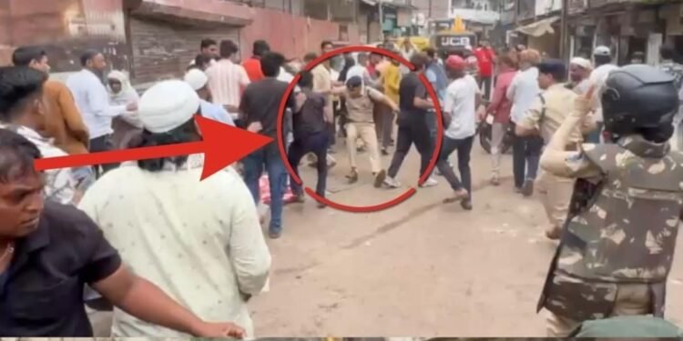 इंदौर के साउथ तोड़ा में रिमूवल कार्रवाई के दौरान हंगामा, धक्के से जमीन पर गिरे एडिशनल DCP, मध्य प्रदेश वीडियो न्यूज