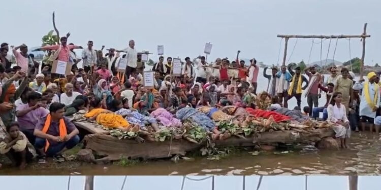 पन्ना में बांध विस्थापन के खिलाफ दूसरे दिन भी ‘चिता आंदोलन’, मुआवजा और पुनर्वास की मांग, मध्य प्रदेश वीडियो न्यूज