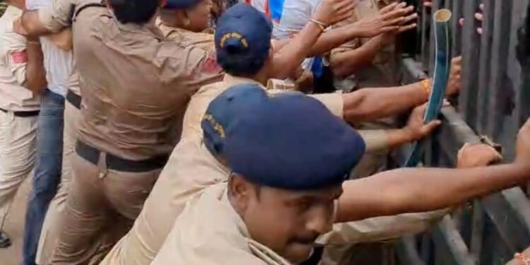 बैतूल में कॉलेज चुनाव और PPP मोड के खिलाफ कांग्रेस-NSUI का प्रदर्शन, बैरिगेड तोड़ कलेक्टर कार्यालय पहुंचे, मध्य प्रदेश वीडियो न्यूज