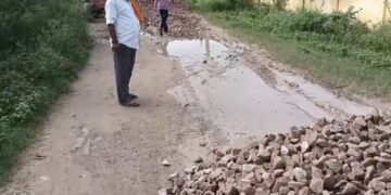 भिंड के बिडखड़ी में सरकारी मदद का इंतजार खत्म, ग्रामीणों ने चंदा जुटाकर खुद शुरू कराया सड़क निर्माण, मध्य प्रदेश वीडियो न्यूज