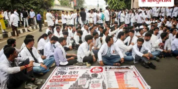 भोपाल में ट्रेनी डॉक्टरों पर लाठीचार्ज पर बवाल! अब मांग रहे डेढ़ लाख मुआवजा; क्या है वजह, Madhya-pradesh Hindi News