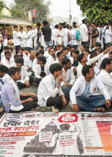 भोपाल में ट्रेनी डॉक्टरों पर लाठीचार्ज पर बवाल! अब मांग रहे डेढ़ लाख मुआवजा; क्या है वजह, Madhya-pradesh Hindi News