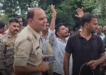 उज्जैन के रुणीजा में बच्ची की आत्महत्या के बाद चक्का जाम, हिंदू संगठनों ने कार्रवाई की मांग की, मध्य प्रदेश वीडियो न्यूज