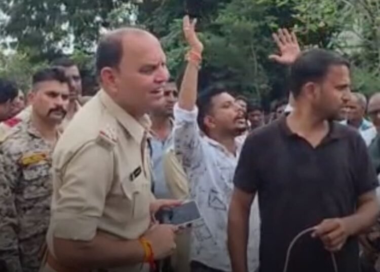उज्जैन के रुणीजा में बच्ची की आत्महत्या के बाद चक्का जाम, हिंदू संगठनों ने कार्रवाई की मांग की, मध्य प्रदेश वीडियो न्यूज