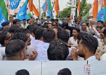 मंदसौर में छात्रसंघ चुनाव की मांग पर NSUI ने कलेक्ट्रेट घेरा, पुलिस से धक्का-मुक्की और झूमाझटकी, मध्य प्रदेश वीडियो न्यूज
