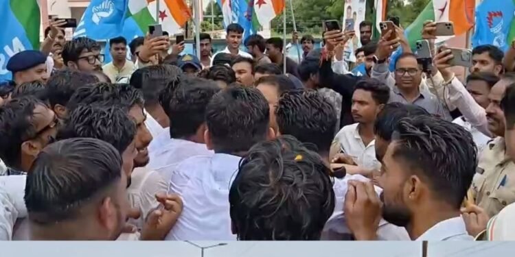 मंदसौर में छात्रसंघ चुनाव की मांग पर NSUI ने कलेक्ट्रेट घेरा, पुलिस से धक्का-मुक्की और झूमाझटकी, मध्य प्रदेश वीडियो न्यूज