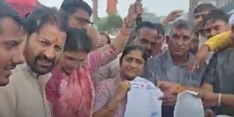 उज्जैन के नागदा में रेलवे ट्रैक के लिए जमीन अधिग्रहण का विरोध, 4 गुना मुआवजे की मांग पर किसान धरने पर, मध्य प्रदेश वीडियो न्यूज