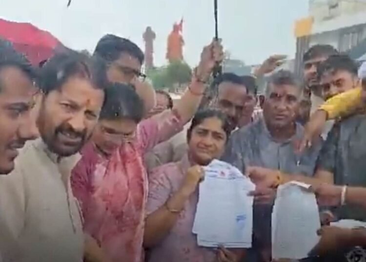 उज्जैन के नागदा में रेलवे ट्रैक के लिए जमीन अधिग्रहण का विरोध, 4 गुना मुआवजे की मांग पर किसान धरने पर, मध्य प्रदेश वीडियो न्यूज