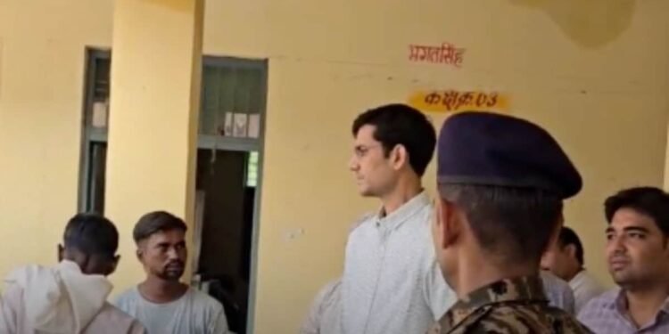 मुरैना में दलदल भरे रास्ते से बाइक पर पहुंचे कलेक्टर, डूब प्रभावित गांवों का लिया जायजा, मध्य प्रदेश वीडियो न्यूज