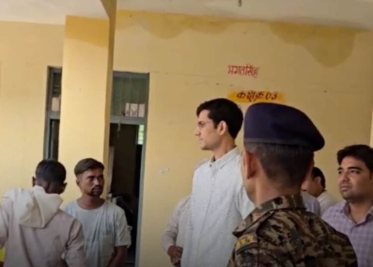मुरैना में दलदल भरे रास्ते से बाइक पर पहुंचे कलेक्टर, डूब प्रभावित गांवों का लिया जायजा, मध्य प्रदेश वीडियो न्यूज