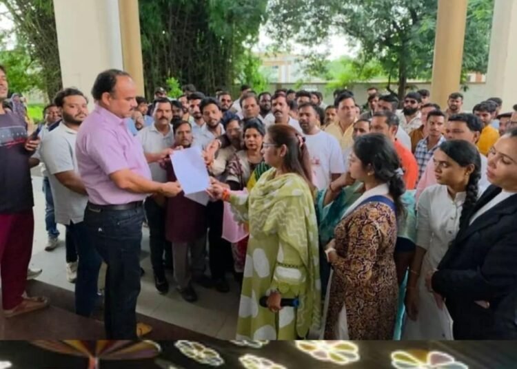 उज्जैन में पेड गरबा पर हिंदू संगठनों का विरोध, कलेक्टर को ज्ञापन देकर सख्ती की मांग, मध्य प्रदेश वीडियो न्यूज