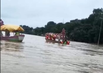 जबलपुर के गौरीघाट में नर्मदा नदी में पलटी होमगार्ड की गश्त नाव, लाइफ जैकेट से सभी स्टाफ सुरक्षित, मध्य प्रदेश वीडियो न्यूज