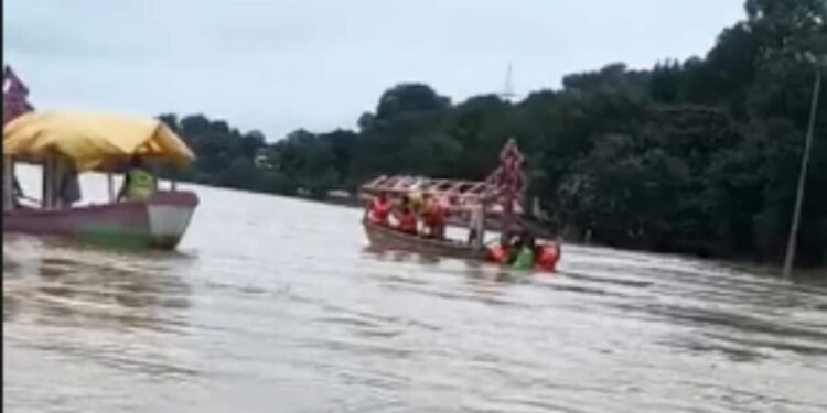 जबलपुर के गौरीघाट में नर्मदा नदी में पलटी होमगार्ड की गश्त नाव, लाइफ जैकेट से सभी स्टाफ सुरक्षित, मध्य प्रदेश वीडियो न्यूज