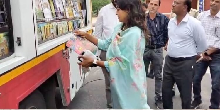 शाजापुर में कलेक्टर ने ‘किताबी वैन’ को दिखाई हरी झंडी, 10 दिन तक स्कूलों में बच्चों को सिखाएगी, मध्य प्रदेश वीडियो न्यूज