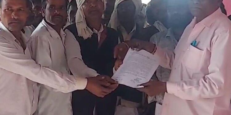 डिंडौरी के मरवारी में सीसी सड़क निर्माण पर सवाल, ग्रामीणों ने भ्रष्टाचार की जांच की मांग की, मध्य प्रदेश वीडियो न्यूज