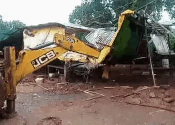 MP के आगर-मालवा में गणेश चतुर्थी पर मीट बेचना पड़ा महंगा, 3 दुकानों पर चला बुलडोजर, Madhya-pradesh Hindi News