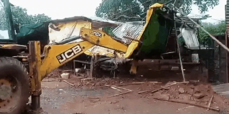MP के आगर-मालवा में गणेश चतुर्थी पर मीट बेचना पड़ा महंगा, 3 दुकानों पर चला बुलडोजर, Madhya-pradesh Hindi News