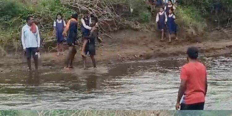 डिंडोरी में 5 साल बाद भी नहीं बना स्टॉप डेम, करीब 50 बच्चे बारिश में नदी पार कर स्कूल जाने को मजबूर, मध्य प्रदेश वीडियो न्यूज