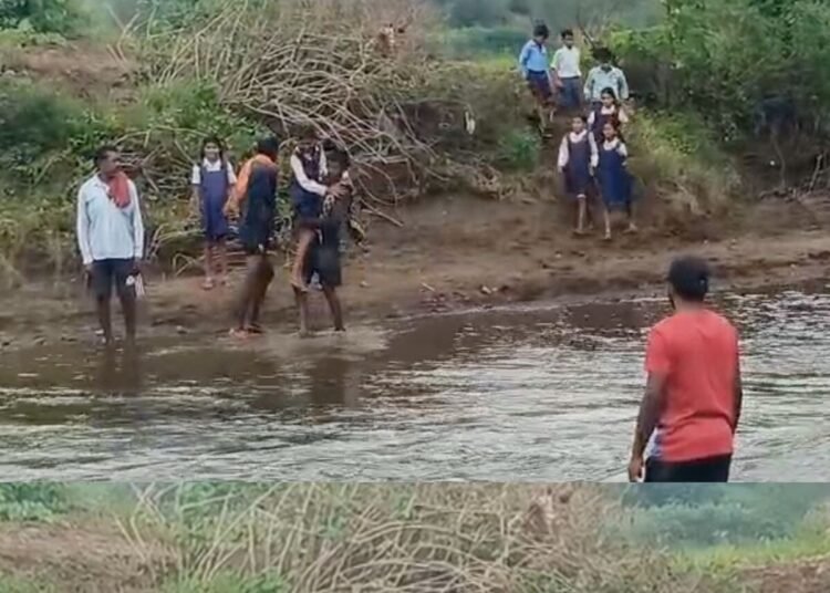 डिंडोरी में 5 साल बाद भी नहीं बना स्टॉप डेम, करीब 50 बच्चे बारिश में नदी पार कर स्कूल जाने को मजबूर, मध्य प्रदेश वीडियो न्यूज