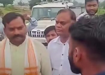 शिवपुरी के पिछोर में जनाक्रोश रैली के प्रचार पर विवाद, युवाओं ने नेताओं से की तीखी बहस; ‘30 साल से कहां थे?’ पूछा, मध्य प्रदेश वीडियो न्यूज