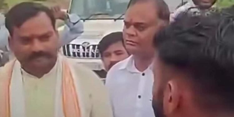 शिवपुरी के पिछोर में जनाक्रोश रैली के प्रचार पर विवाद, युवाओं ने नेताओं से की तीखी बहस; ‘30 साल से कहां थे?’ पूछा, मध्य प्रदेश वीडियो न्यूज