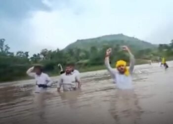 सिंगरौली में पुल की मांग को लेकर जल सत्याग्रह, काचन नदी का बहाव बढ़ा तो टापू पर फंसे ग्रामीण, मध्य प्रदेश वीडियो न्यूज