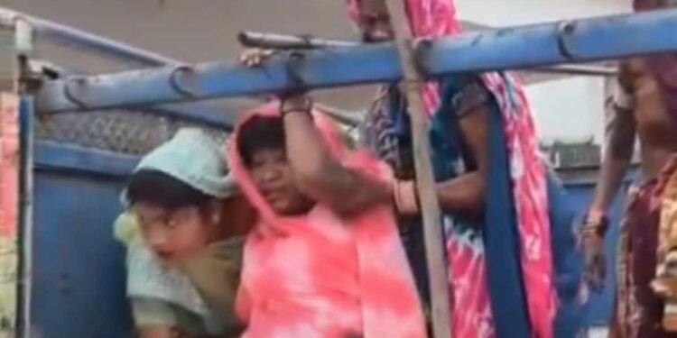 उमरिया में एंबुलेंस नहीं मिलने पर पिकअप से अस्पताल पहुंची प्रसूता, गेट पर भी नहीं मिला कर्मचारी, मध्य प्रदेश वीडियो न्यूज