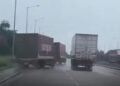 शाजापुर के रोजवास टोल पर ट्रकों की खतरनाक रेस, दो बाइक आईं चपेट में, मध्य प्रदेश वीडियो न्यूज
