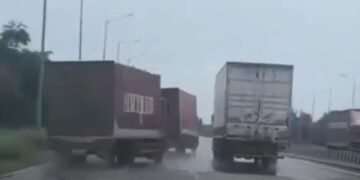 शाजापुर के रोजवास टोल पर ट्रकों की खतरनाक रेस, दो बाइक आईं चपेट में, मध्य प्रदेश वीडियो न्यूज