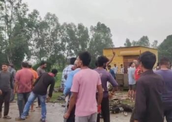 रीवा के गुढ़ मार्ग पर ट्रक ने बस को मारी टक्कर, पानी भरे गड्ढे में पलटी बस; रेस्क्यू जारी, मध्य प्रदेश वीडियो न्यूज