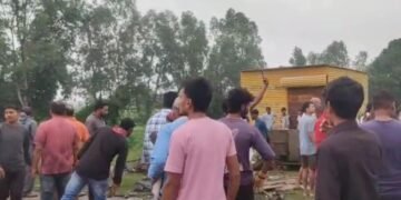 रीवा के गुढ़ मार्ग पर ट्रक ने बस को मारी टक्कर, पानी भरे गड्ढे में पलटी बस; रेस्क्यू जारी, मध्य प्रदेश वीडियो न्यूज