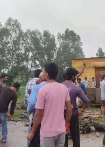 रीवा के गुढ़ मार्ग पर ट्रक ने बस को मारी टक्कर, पानी भरे गड्ढे में पलटी बस; रेस्क्यू जारी, मध्य प्रदेश वीडियो न्यूज