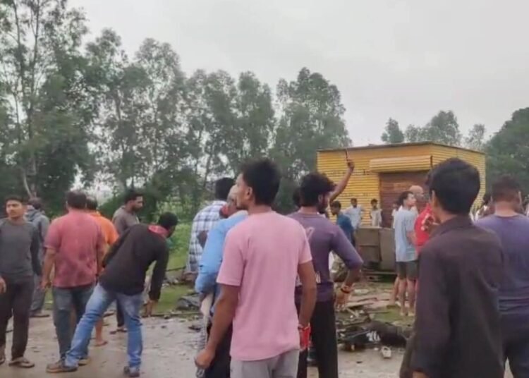 रीवा के गुढ़ मार्ग पर ट्रक ने बस को मारी टक्कर, पानी भरे गड्ढे में पलटी बस; रेस्क्यू जारी, मध्य प्रदेश वीडियो न्यूज