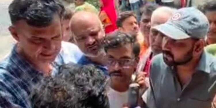 रीवा के सिटी अस्पताल में 10 लोगों ने किया हंगामा, डॉक्टरों की डिग्री और लाइसेंस की जांच की मांग, मध्य प्रदेश वीडियो न्यूज